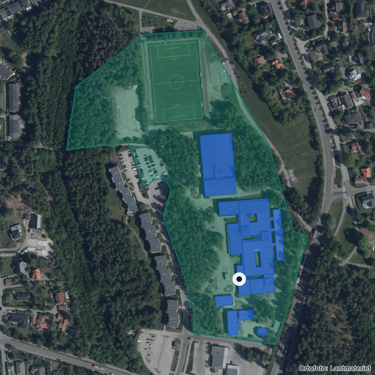 Flygbild över Skarpängsskolan, ortofoto från Lantmäteriet