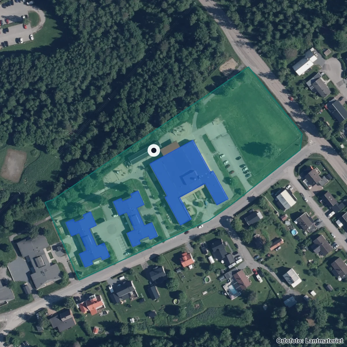 Flygbild över Rödsta skola, ortofoto från Lantmäteriet