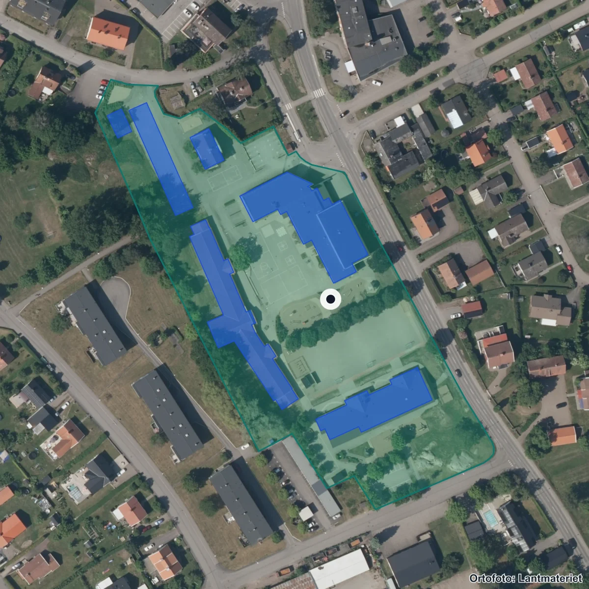 Flygbild över Vikingstads skolor, ortofoto från Lantmäteriet