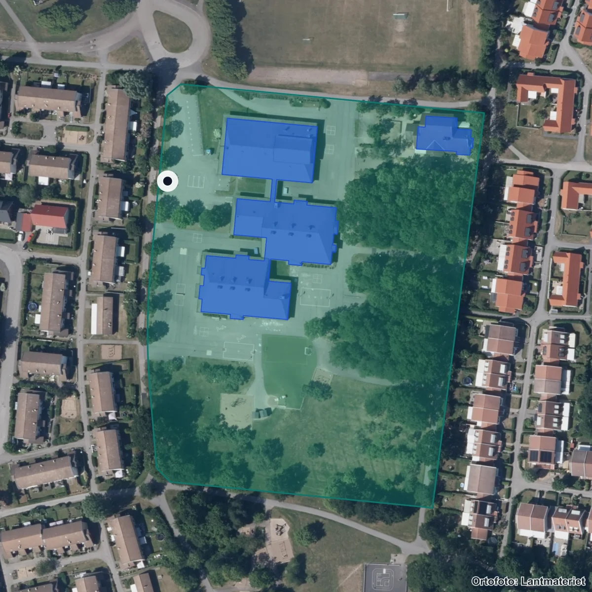 Flygbild över Brunnbyskolan, ortofoto från Lantmäteriet