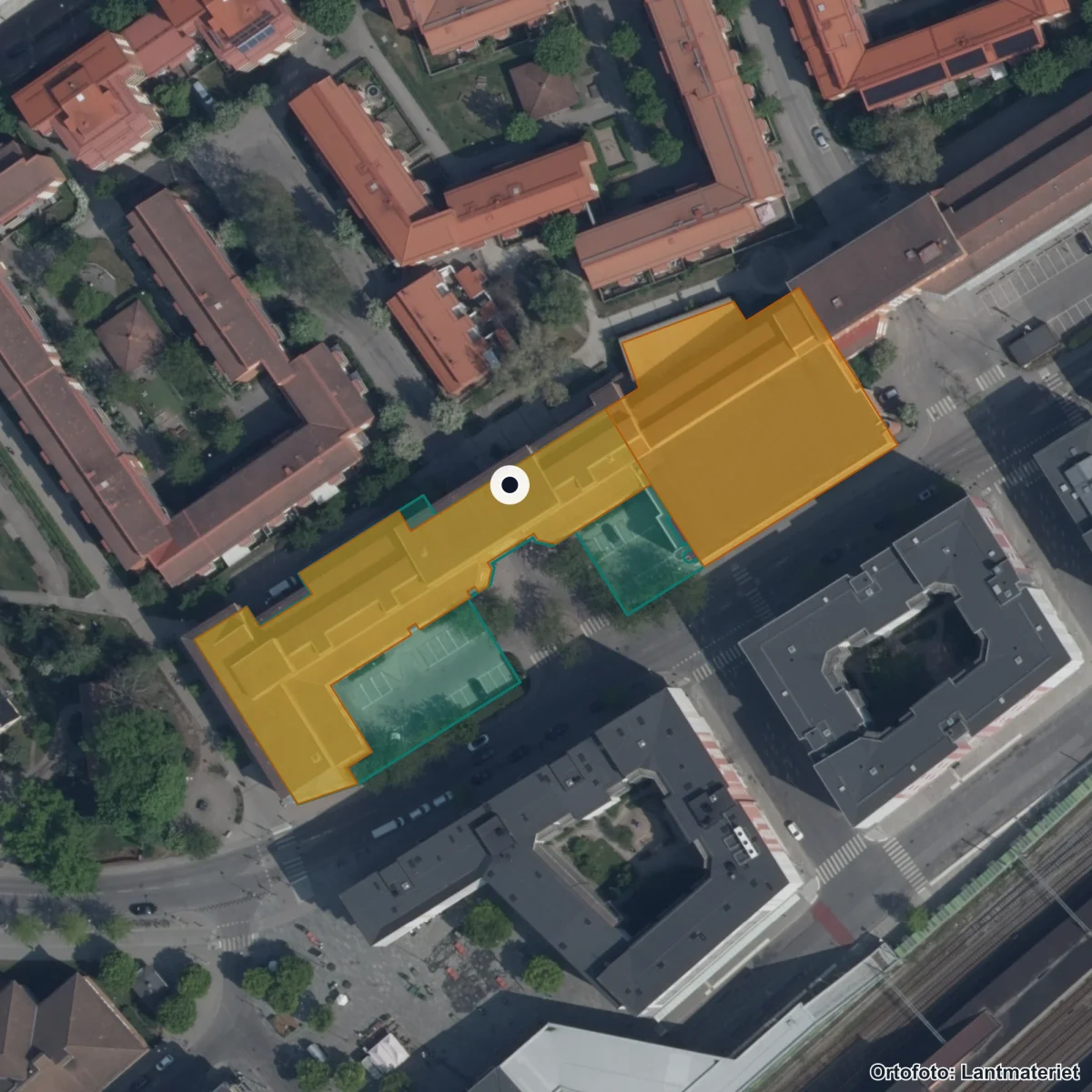 Flygbild över Magelungens Grundskola Långbropark, ortofoto från Lantmäteriet