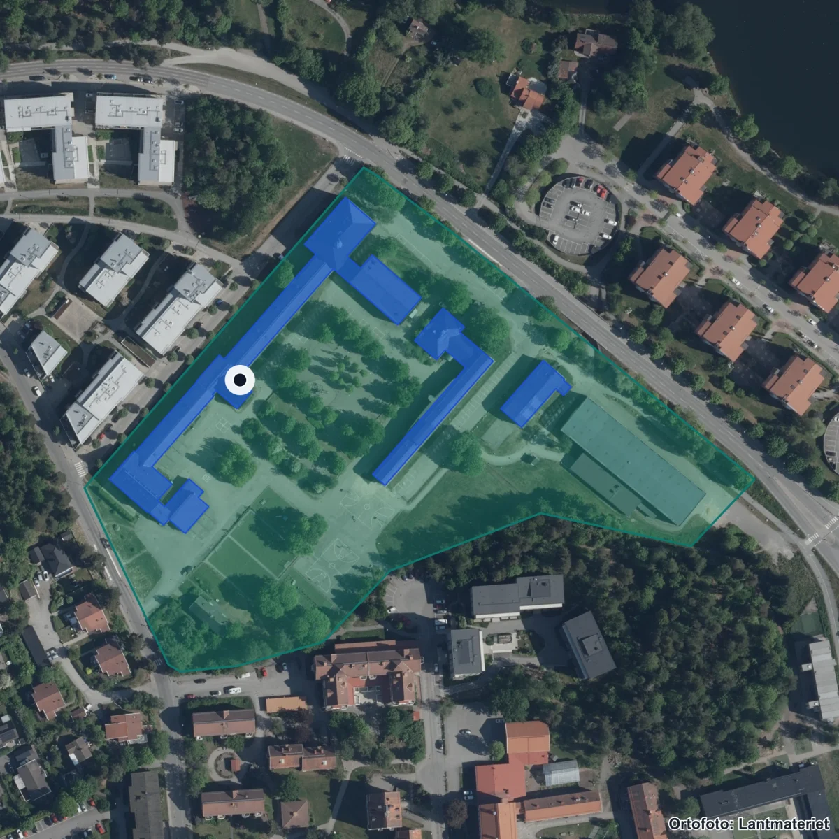 Flygbild över Häggvik- Skälbyskolan, ortofoto från Lantmäteriet
