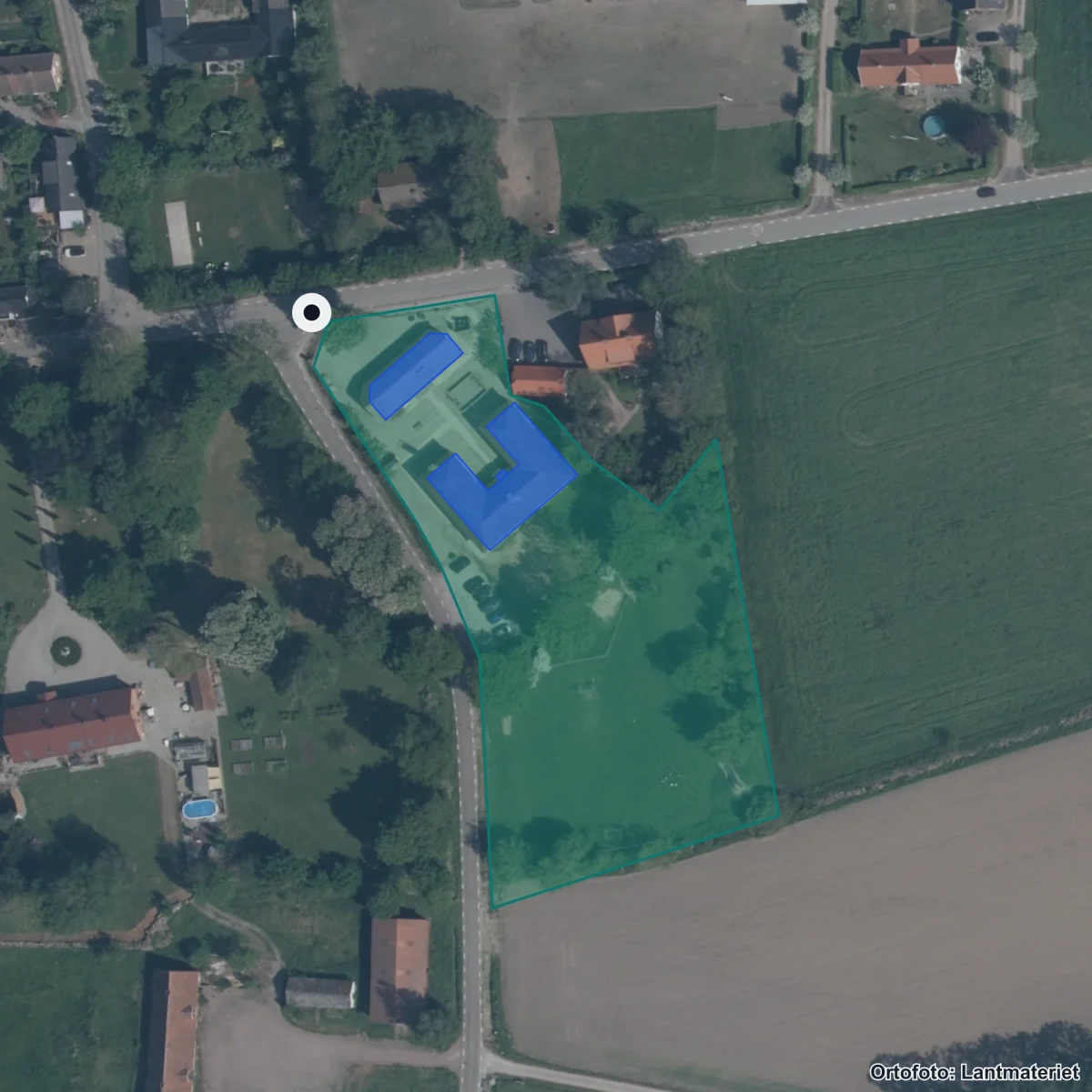 Flygbild över Östra strö skola, ortofoto från Lantmäteriet
