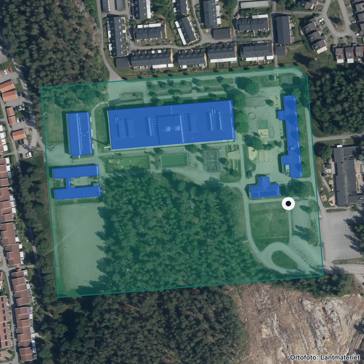 Flygbild över Anpassad grundskola, ortofoto från Lantmäteriet