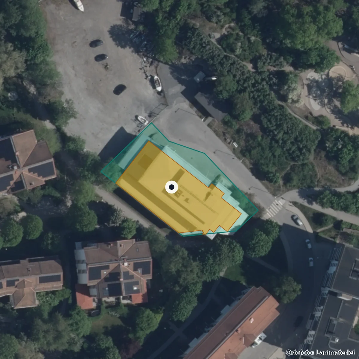 Flygbild över Distra Gymnasium, ortofoto från Lantmäteriet