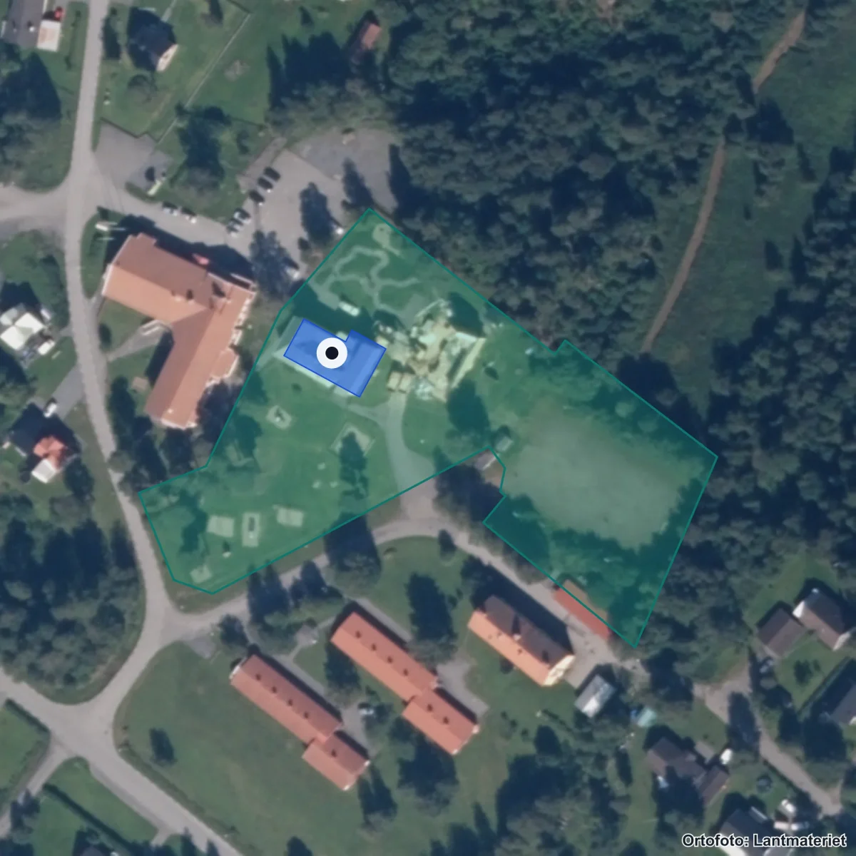 Flygbild över Trångsvikens skola, ortofoto från Lantmäteriet