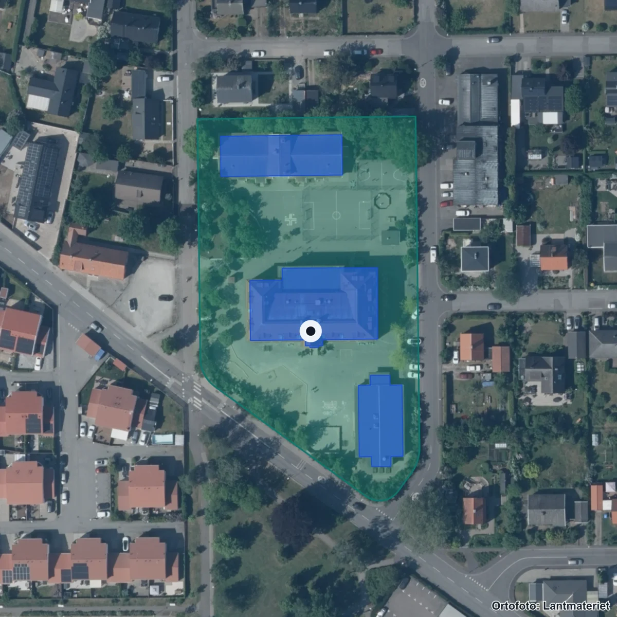 Flygbild över Husieskolan, ortofoto från Lantmäteriet