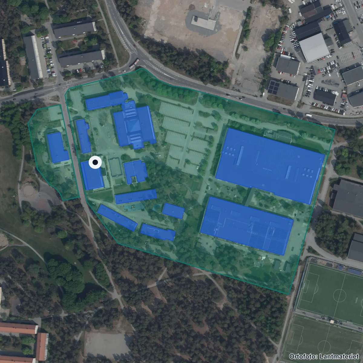 Flygbild över Haninge Montessoriskola, ortofoto från Lantmäteriet