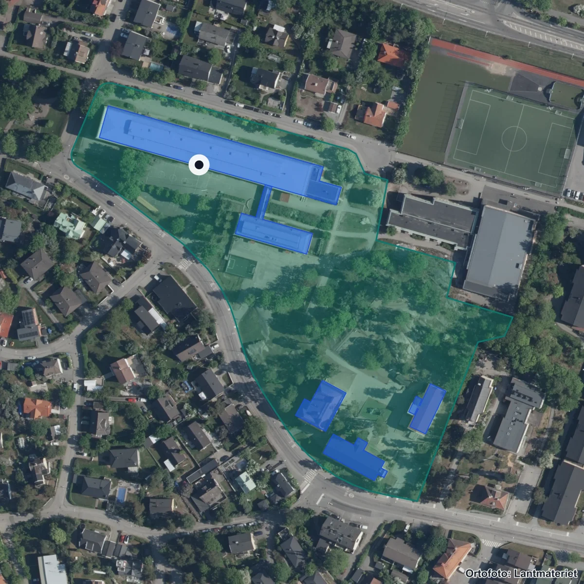 Flygbild över Hässelby Villastads skola, ortofoto från Lantmäteriet