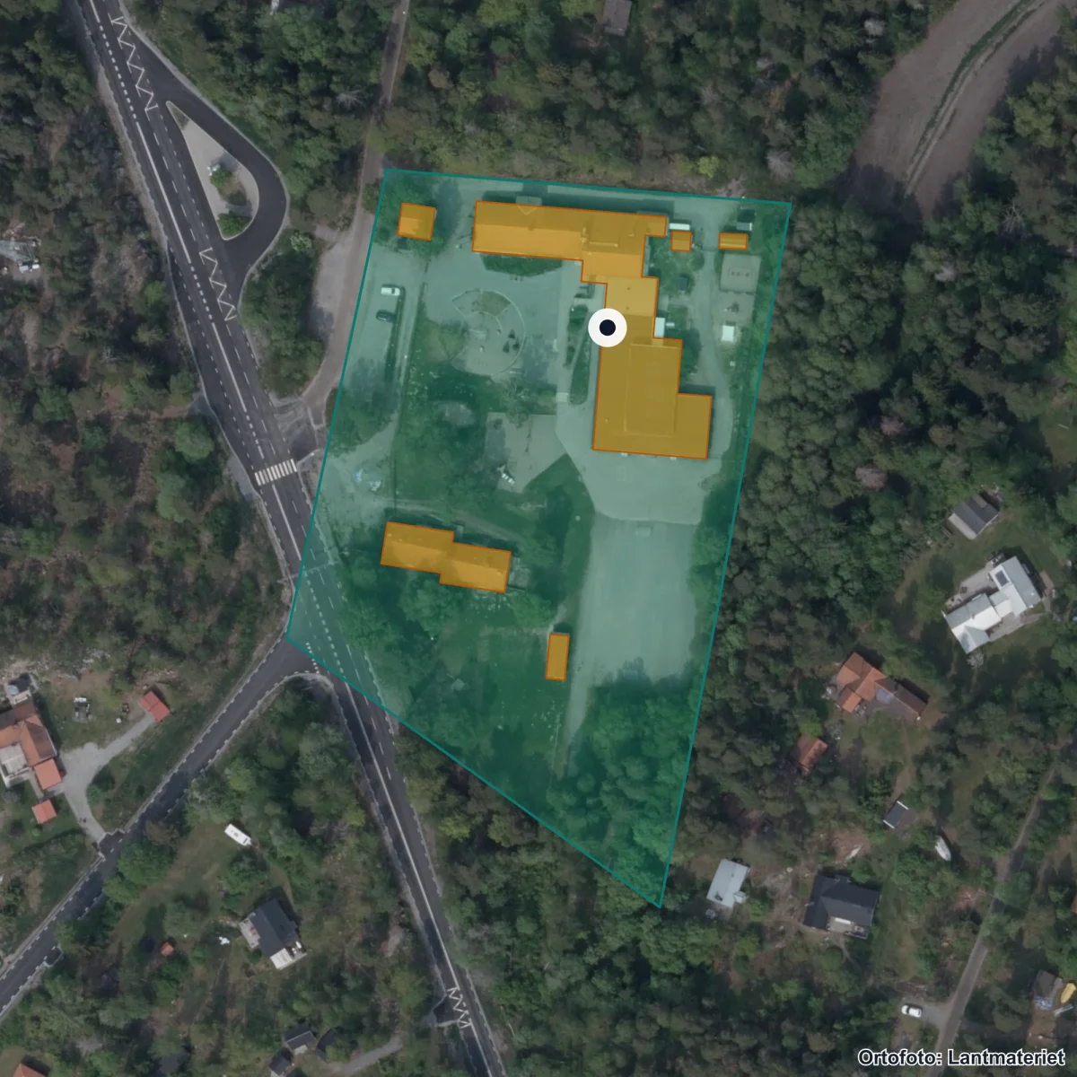Flygbild över Köpmanholms skola, ortofoto från Lantmäteriet