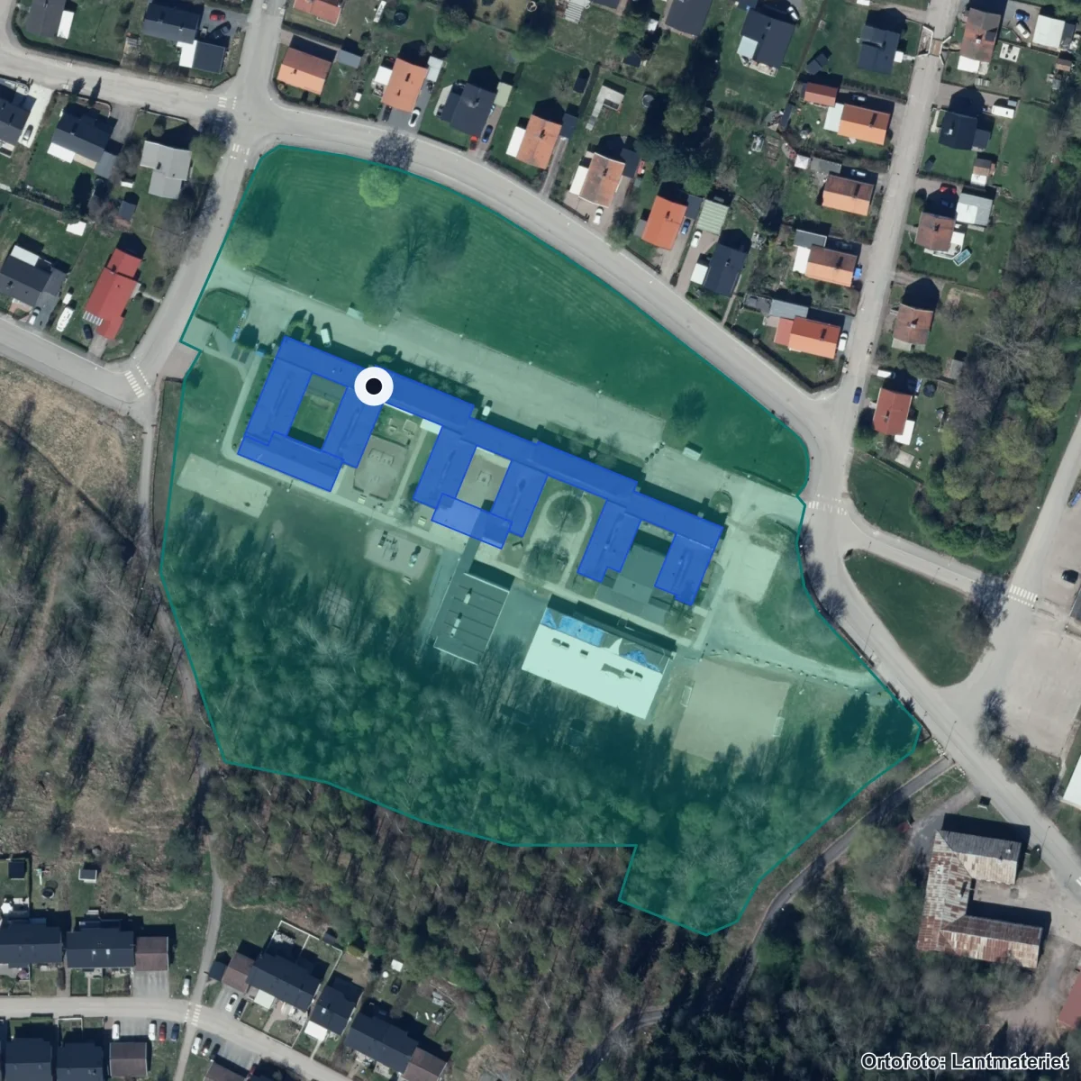 Flygbild över Olympicaskolan Hedemora, ortofoto från Lantmäteriet