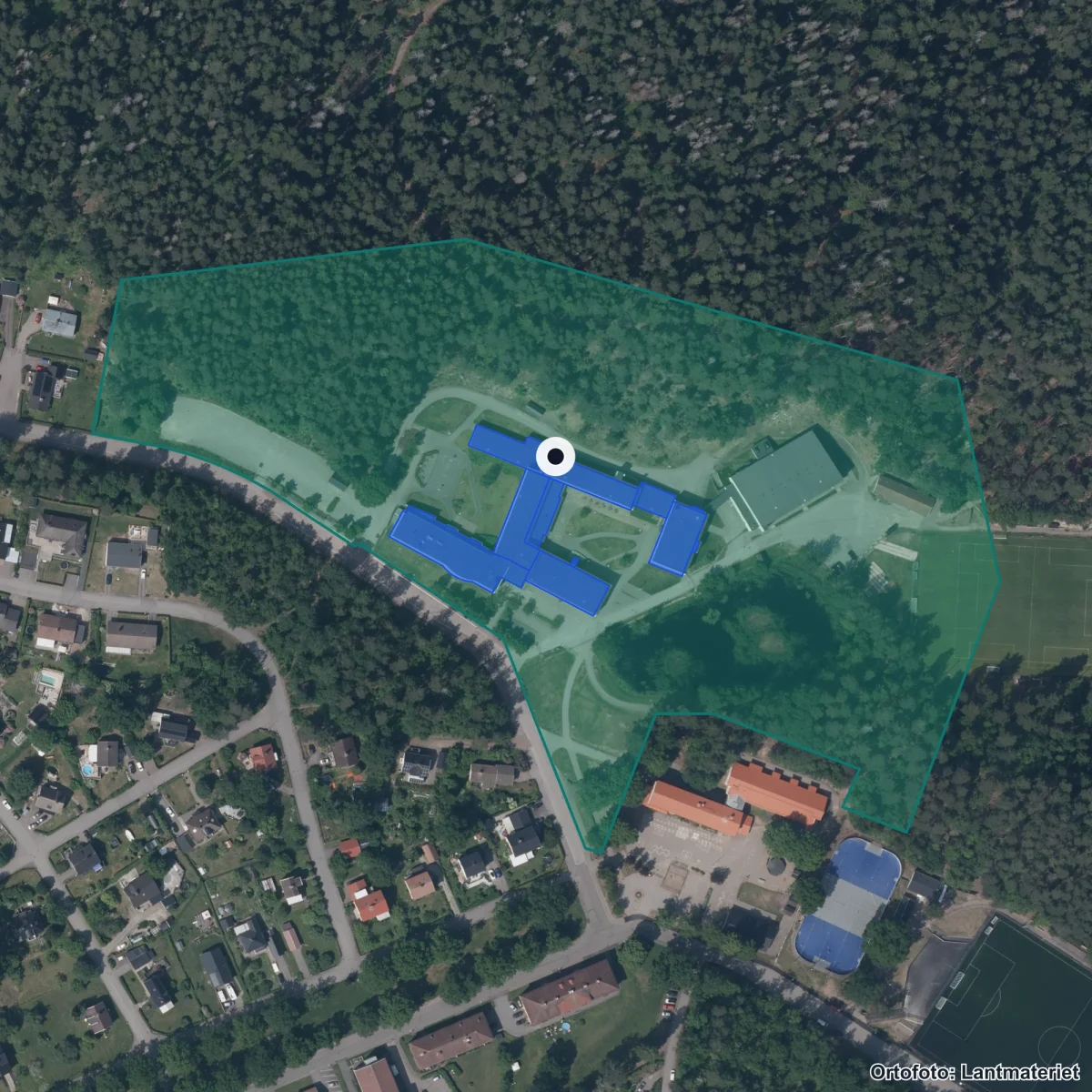 Flygbild över Hällaskolan, ortofoto från Lantmäteriet