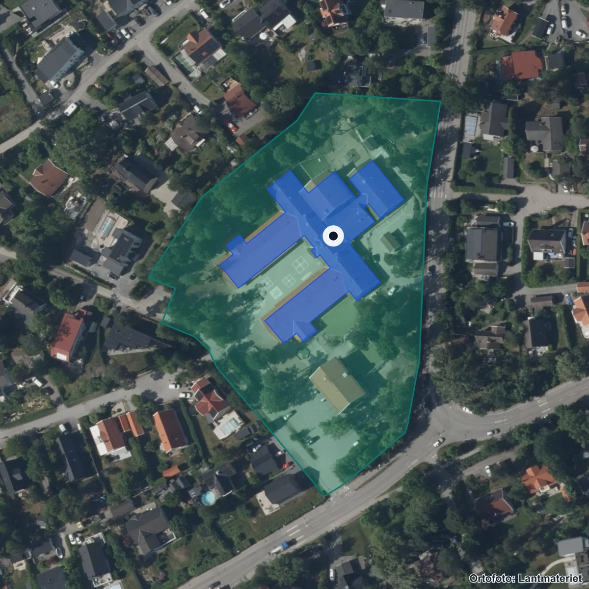 Flygbild över Noblaskolan Lännersta, ortofoto från Lantmäteriet