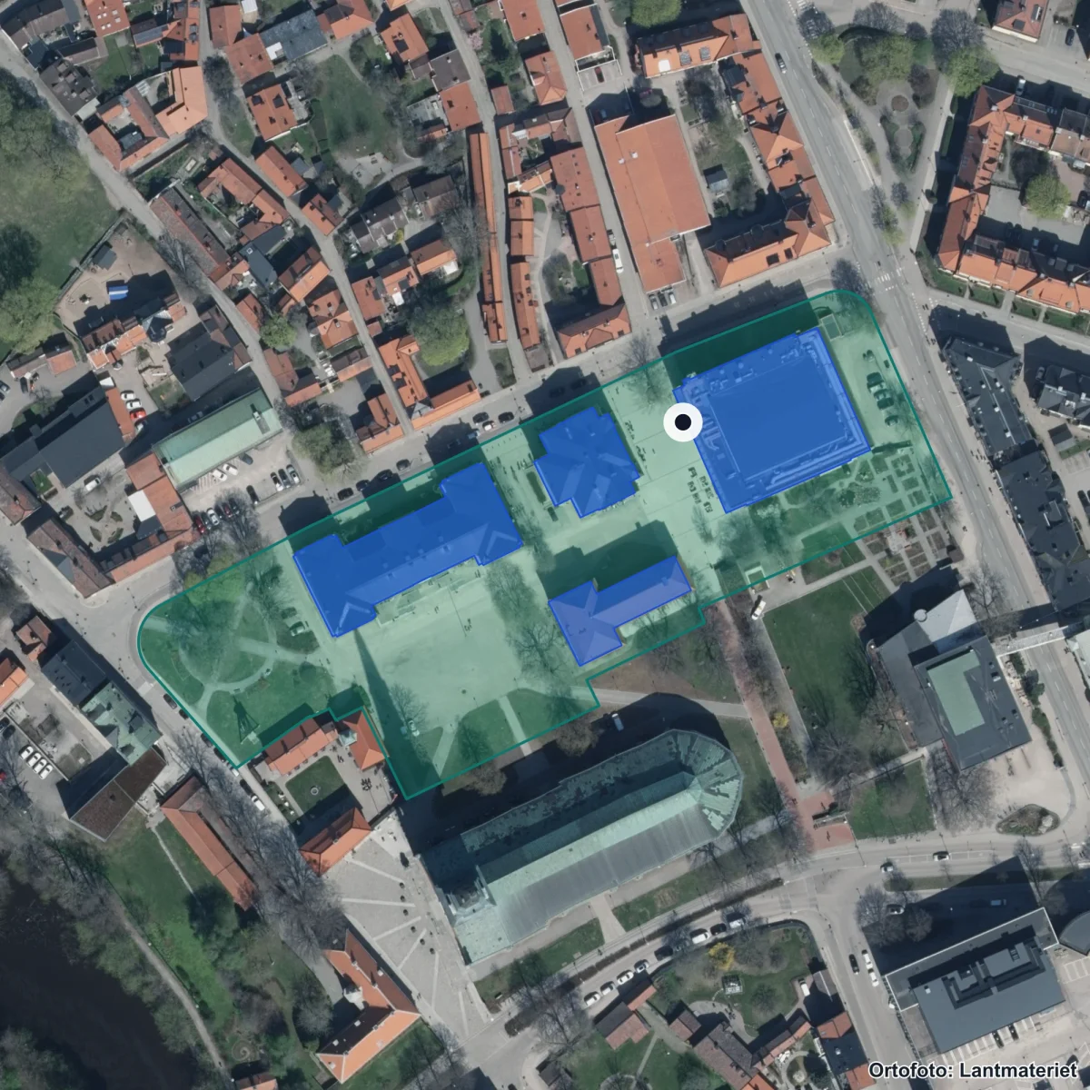 Flygbild över Rudbeckianska gymnasiet, ortofoto från Lantmäteriet