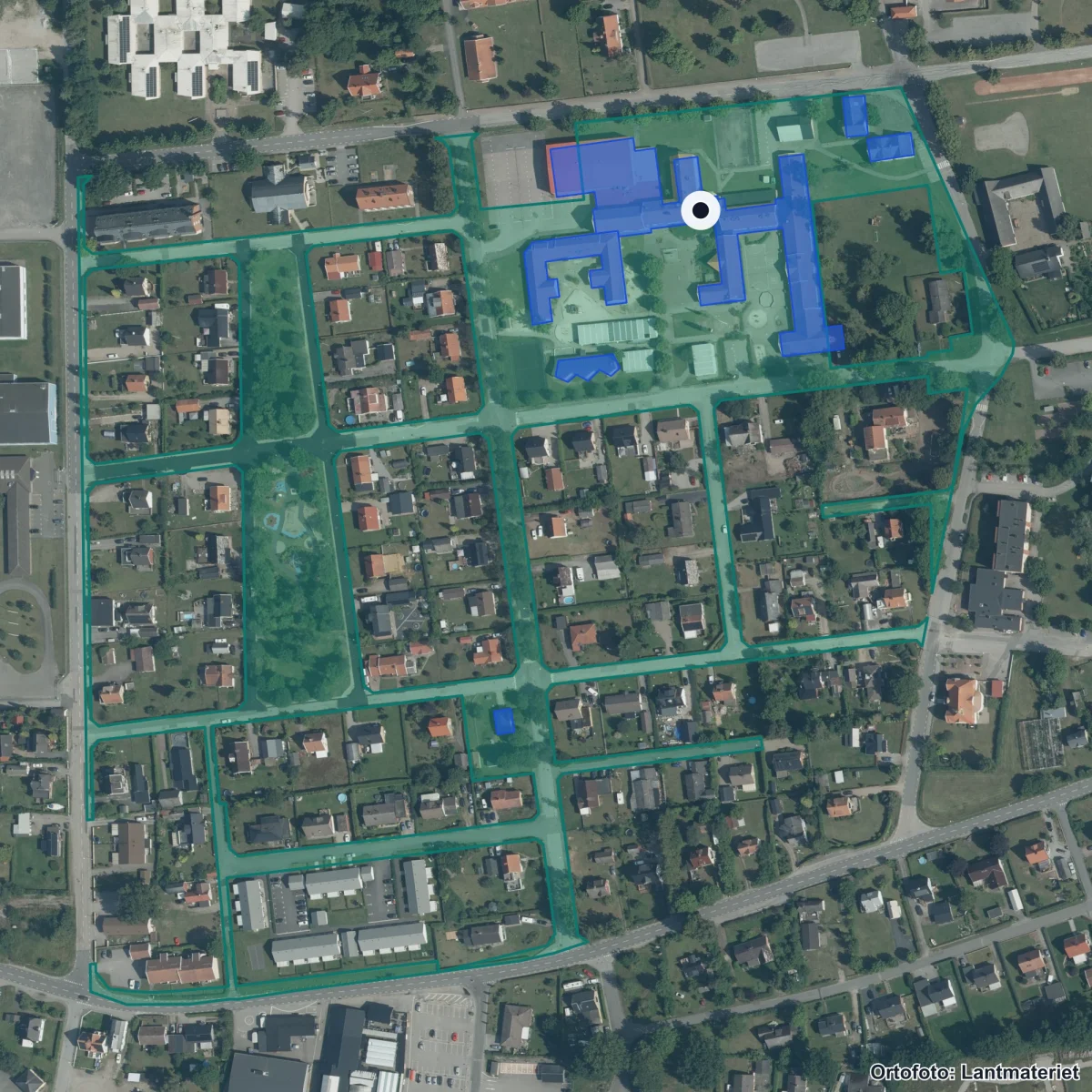 Flygbild över Mjällby skola, ortofoto från Lantmäteriet