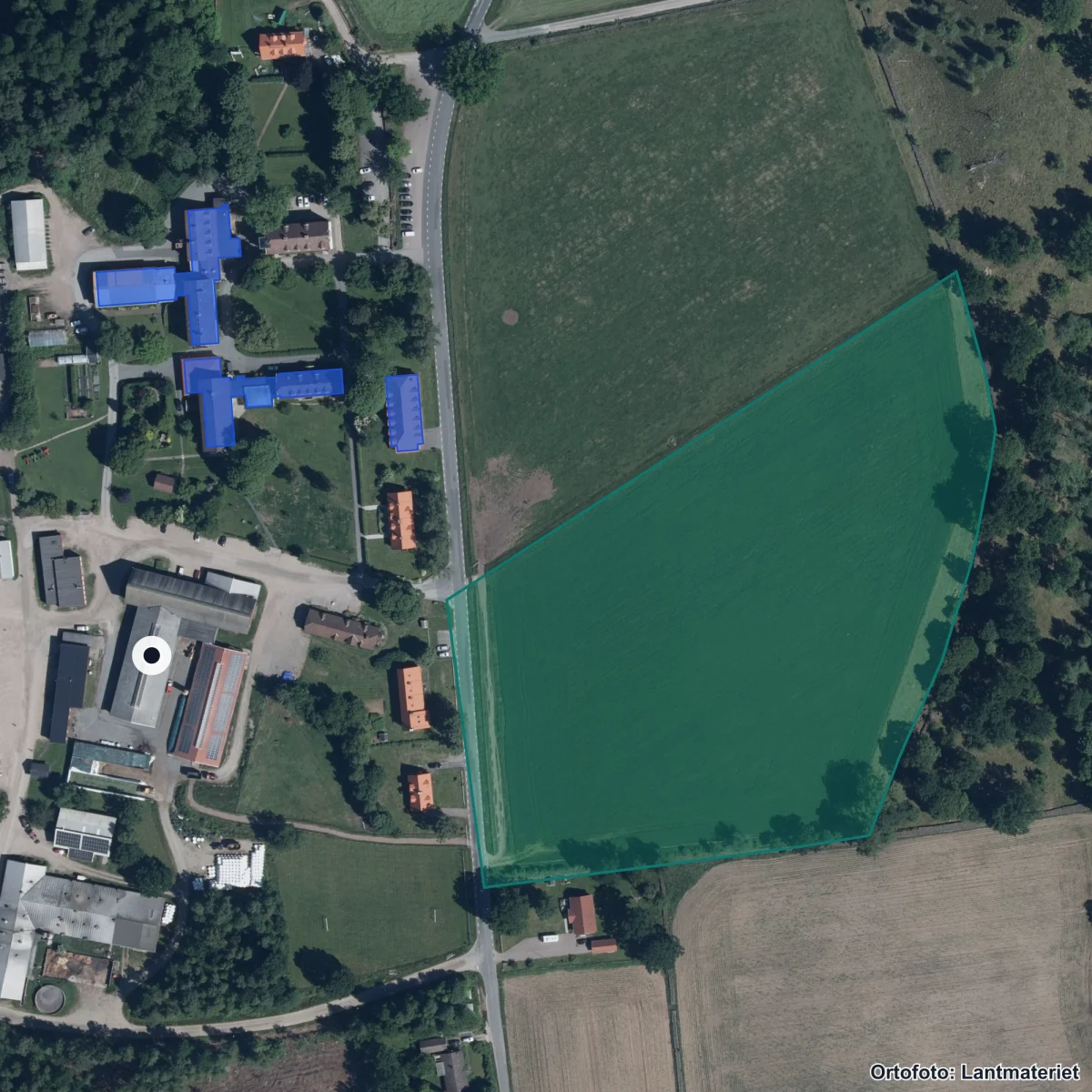 Flygbild över Stora Segerstad Naturbrukscentrum, ortofoto från Lantmäteriet