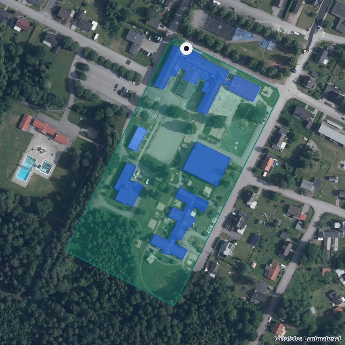 Flygbild över Vislandaskolan, ortofoto från Lantmäteriet