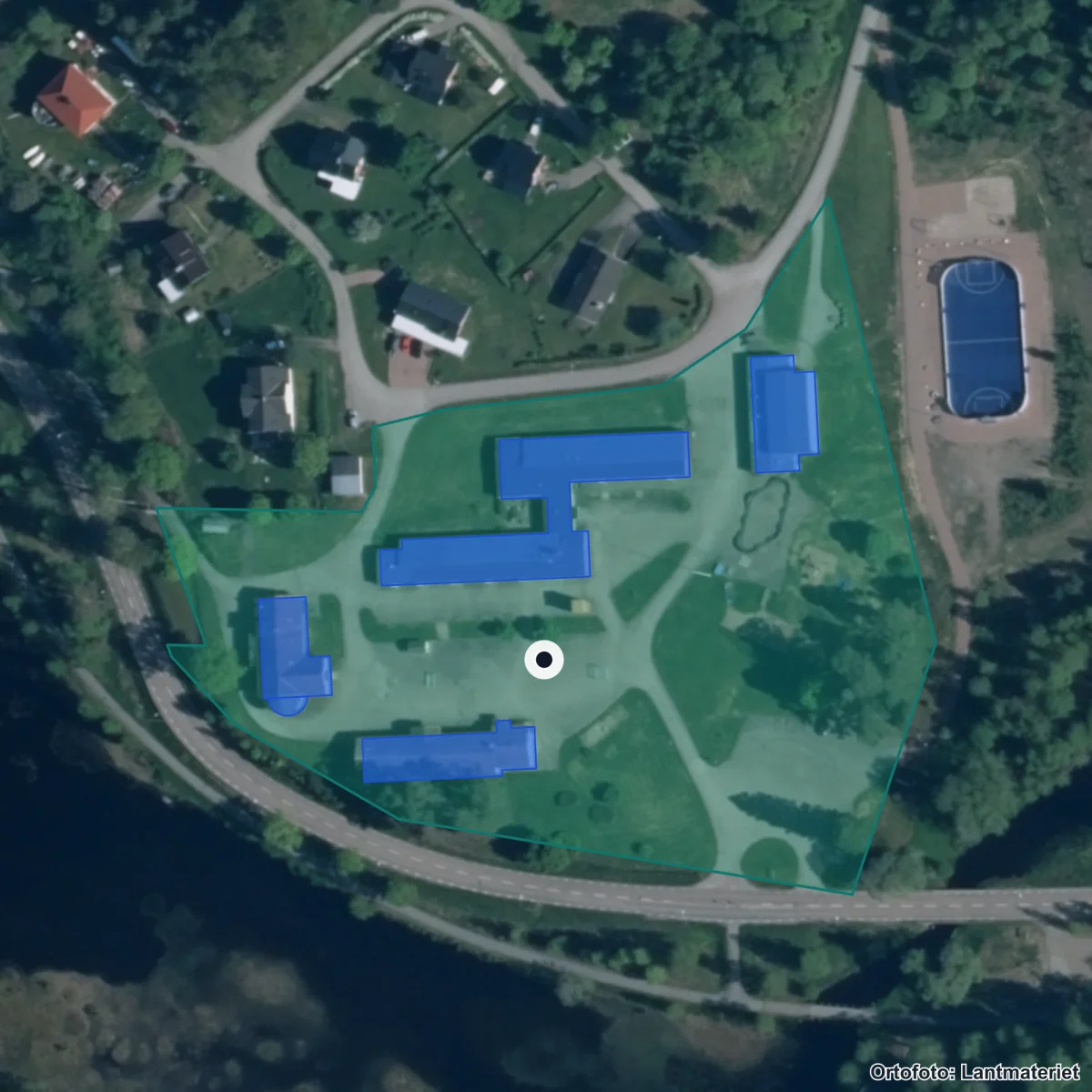Flygbild över Fredriksbergsskolan, ortofoto från Lantmäteriet