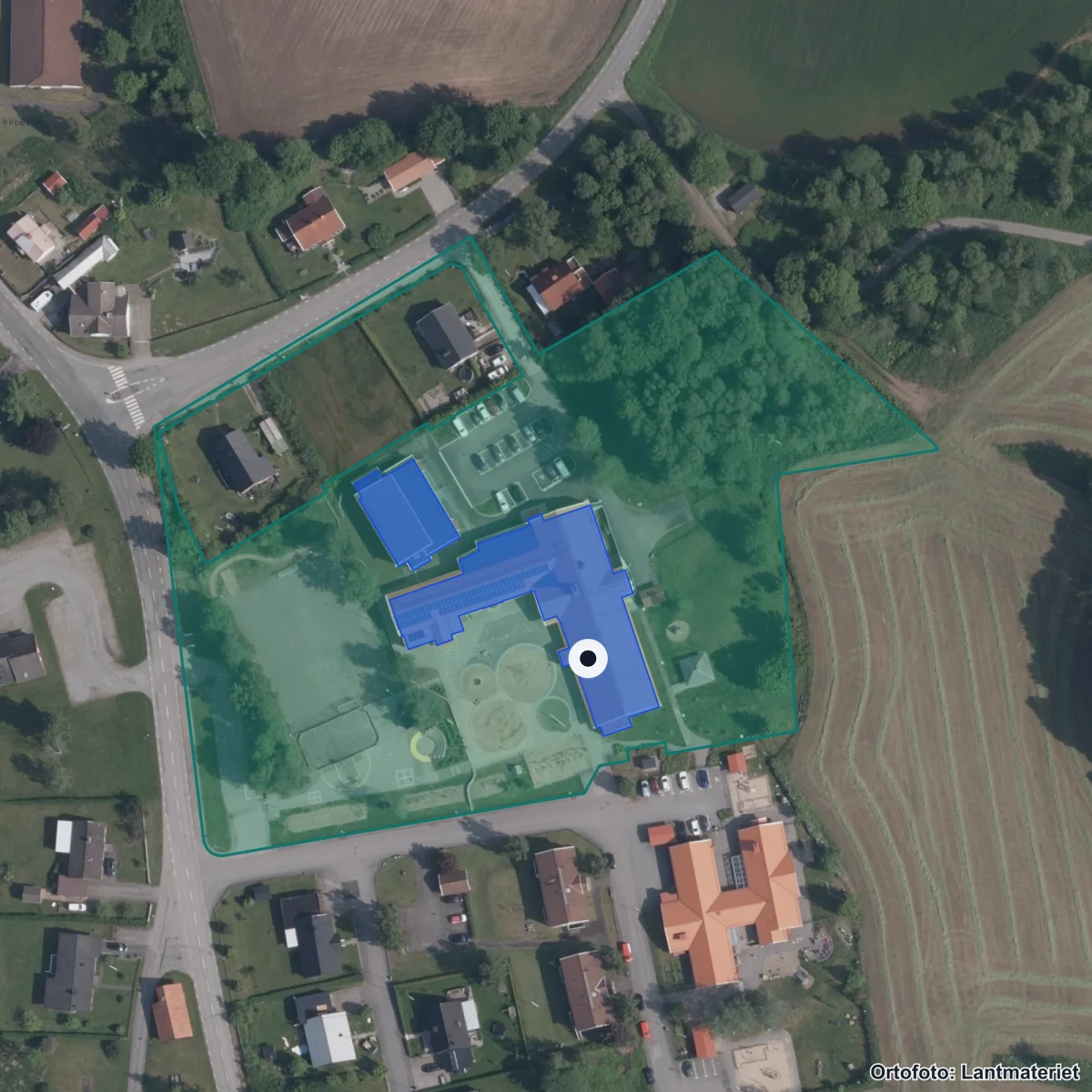 Flygbild över Hössna skola, ortofoto från Lantmäteriet