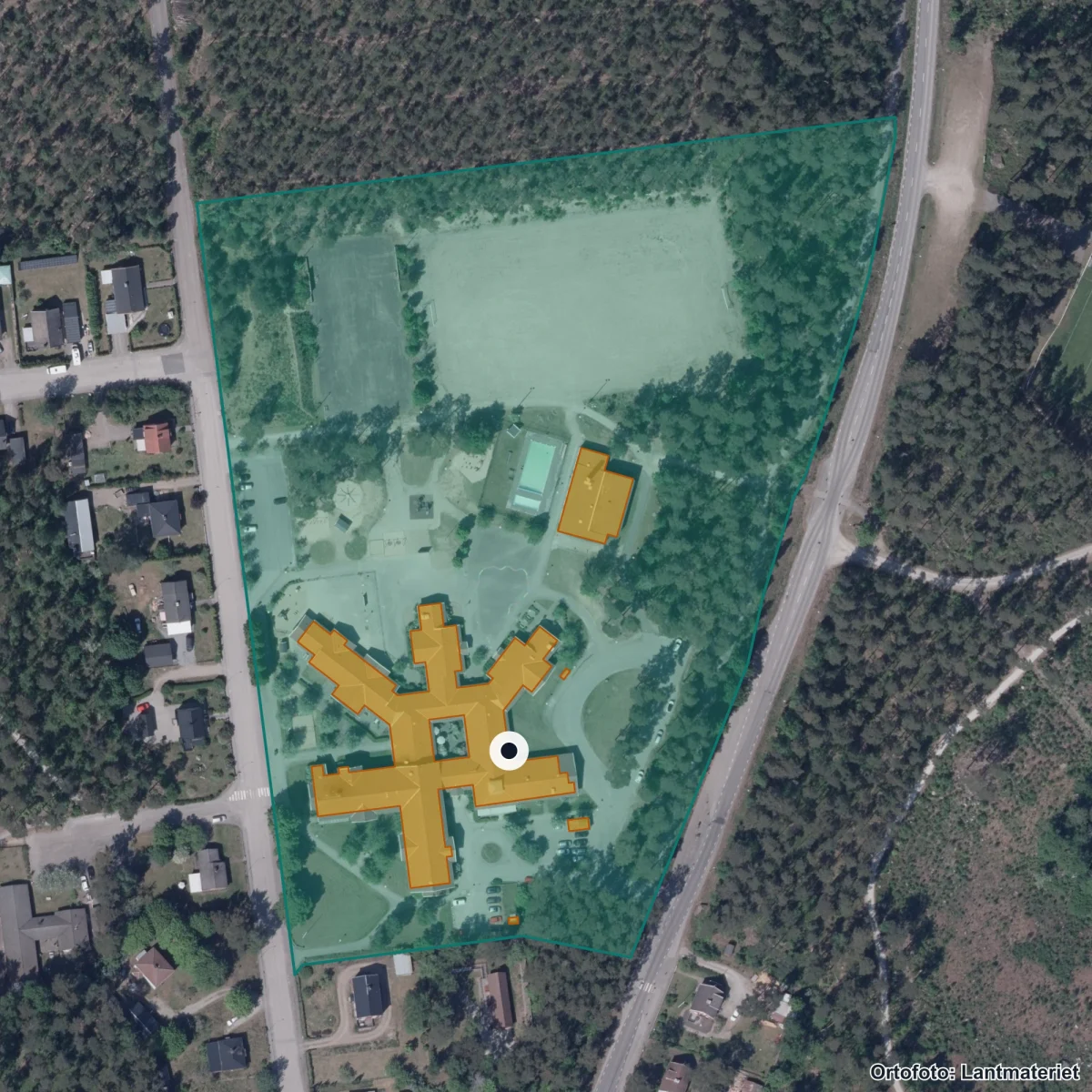 Flygbild över Örmoskolan, ortofoto från Lantmäteriet