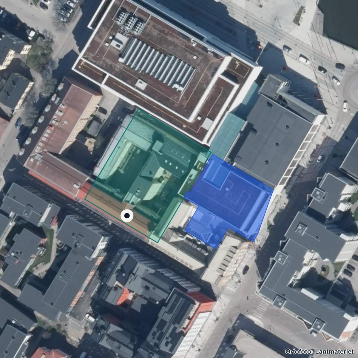 Flygbild över JENSEN gymnasium Eskilstuna, ortofoto från Lantmäteriet
