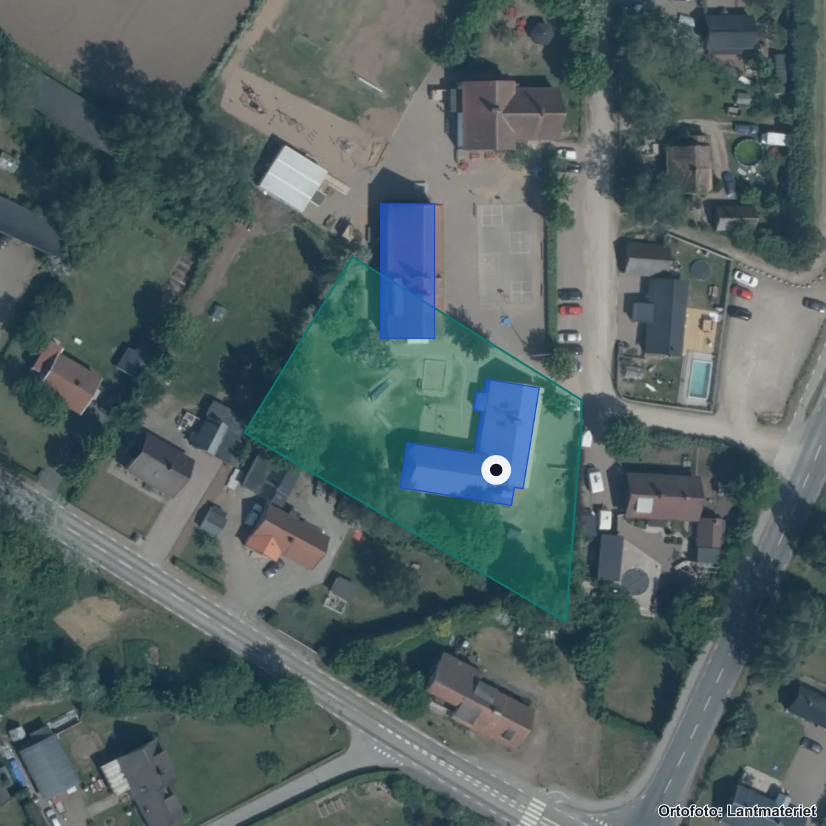Flygbild över Krika Bygdeskola, ortofoto från Lantmäteriet
