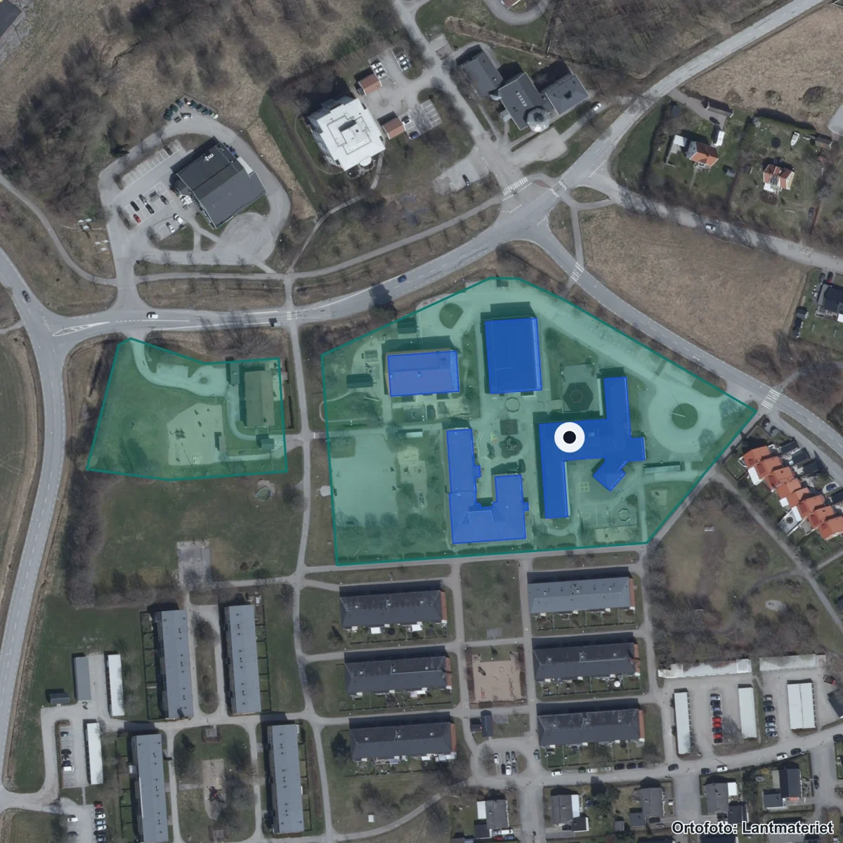 Flygbild över Garphyttans skola, ortofoto från Lantmäteriet
