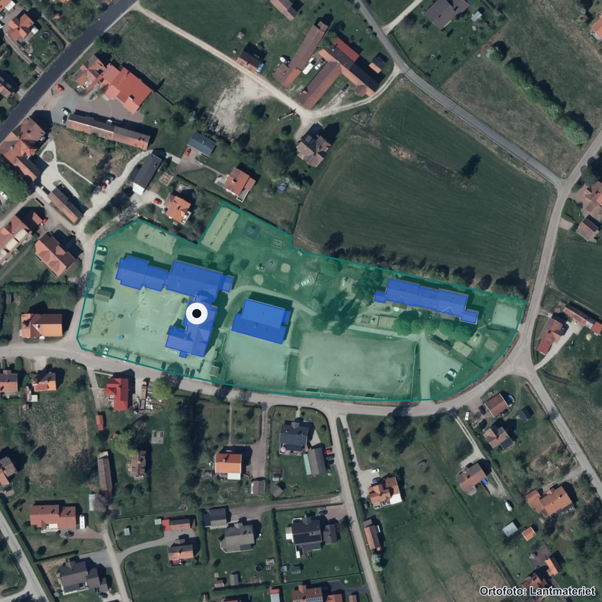 Flygbild över Vikarbyns skola, ortofoto från Lantmäteriet
