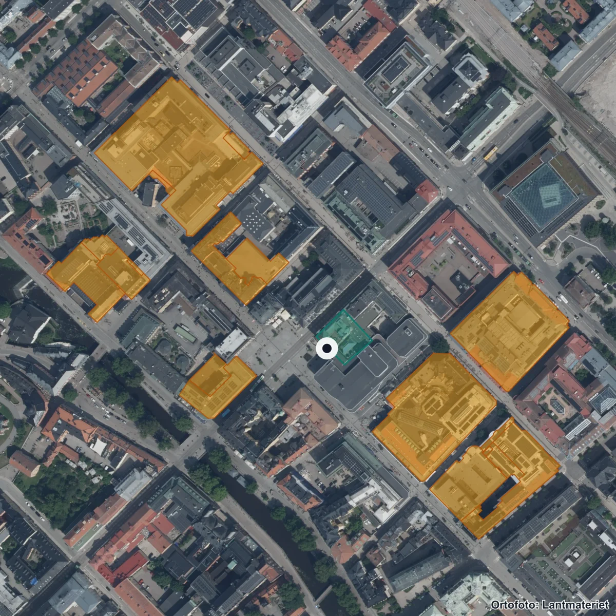 Flygbild över Affärsgymnasiet Uppsala, ortofoto från Lantmäteriet