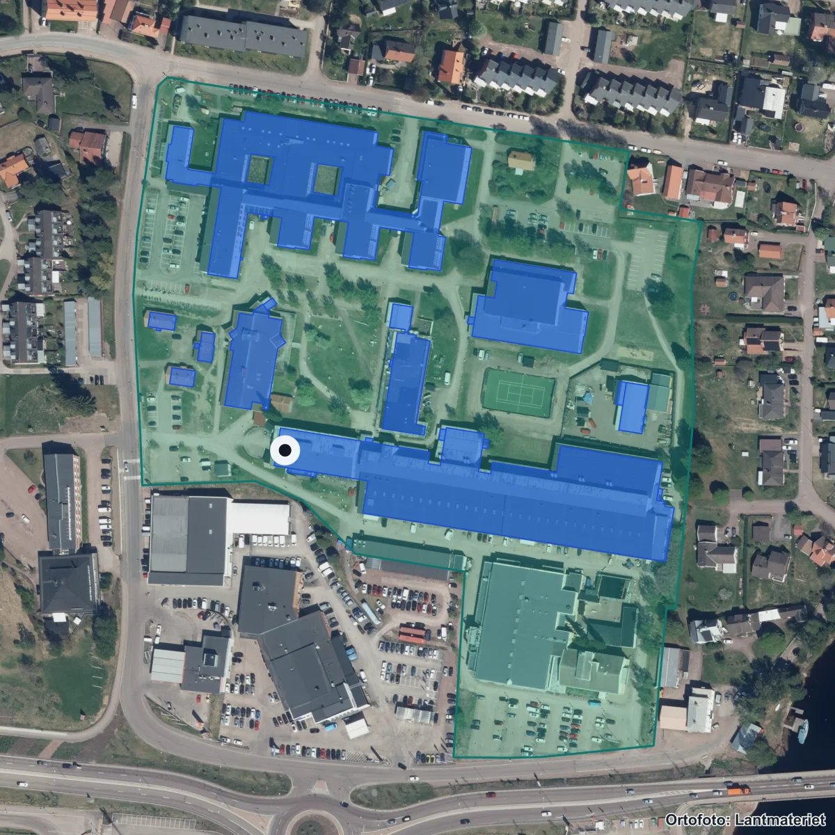 Flygbild över Mora anpassad gymnasieskola, ortofoto från Lantmäteriet