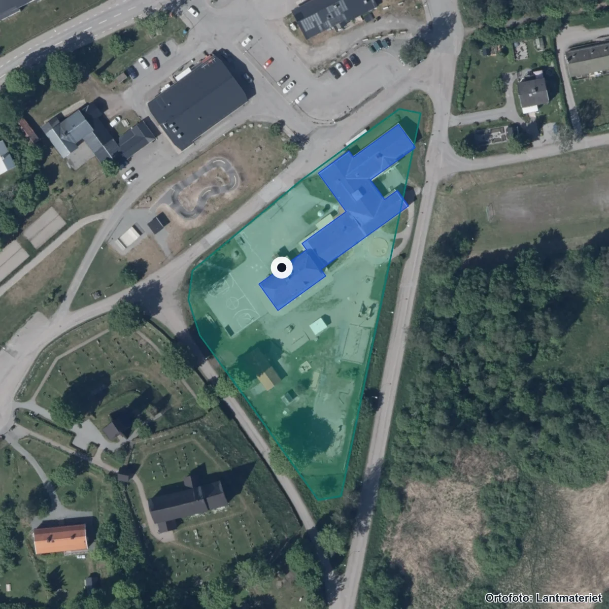 Flygbild över Edsbro skola, ortofoto från Lantmäteriet