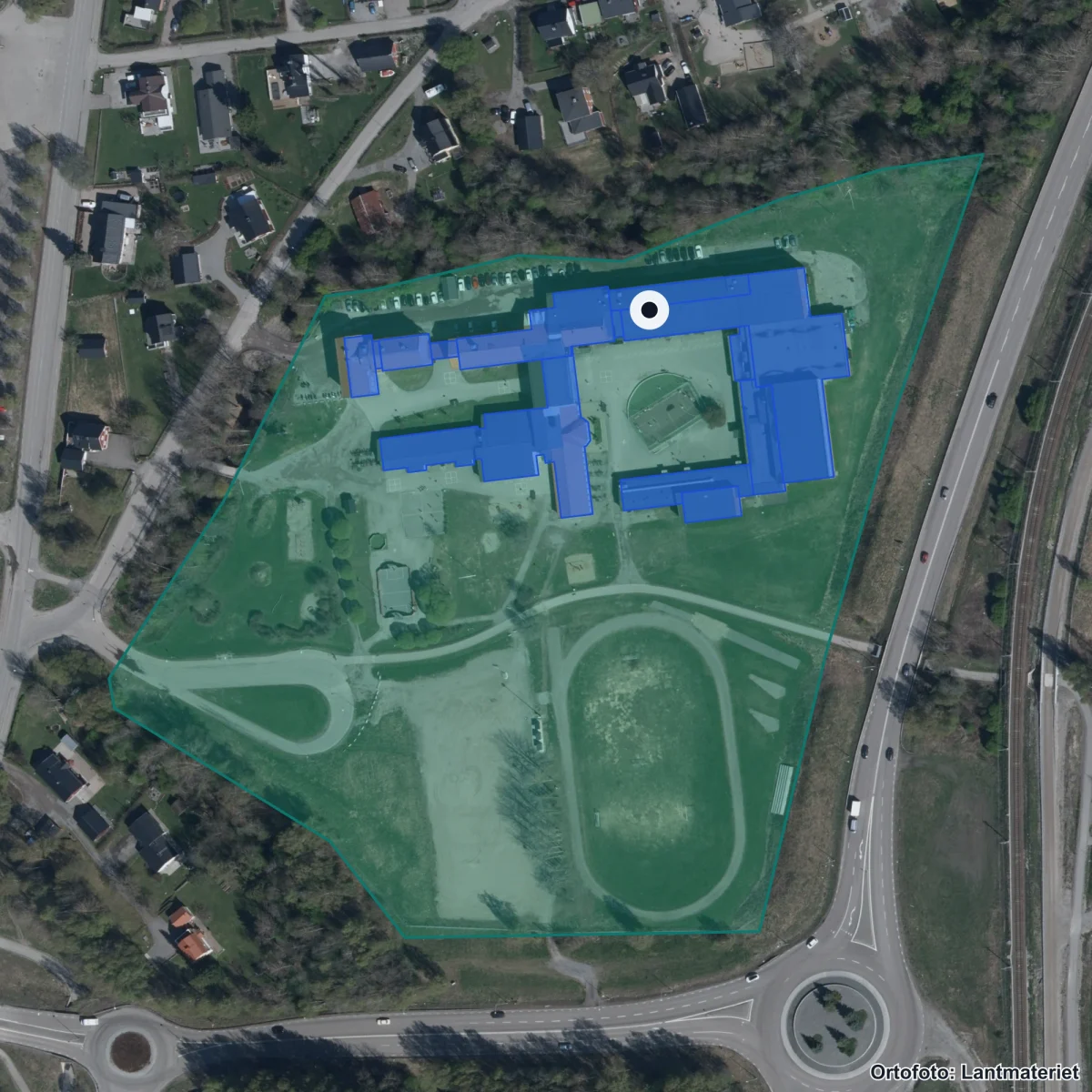 Flygbild över Bergsåkers skola, ortofoto från Lantmäteriet