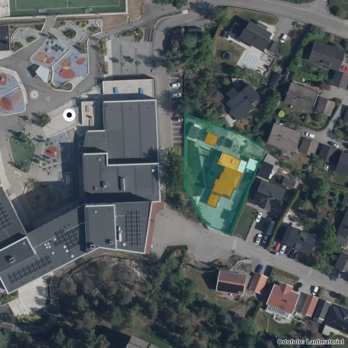 Flygbild över Utsäljeskolan, ortofoto från Lantmäteriet