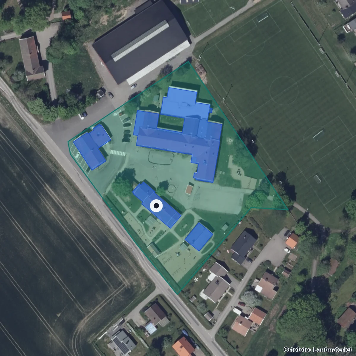 Flygbild över Stora Mellby skola, ortofoto från Lantmäteriet