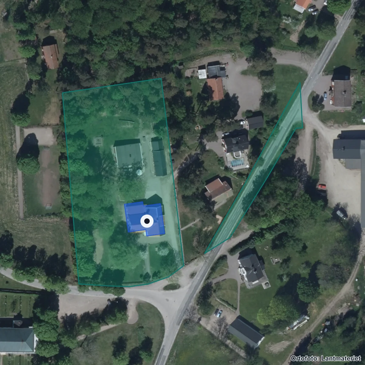 Flygbild över Fredsbergs Friskola, ortofoto från Lantmäteriet