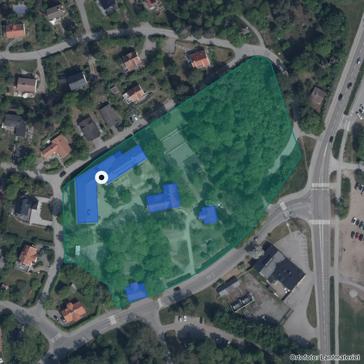 Flygbild över Klockargårdens skola, ortofoto från Lantmäteriet