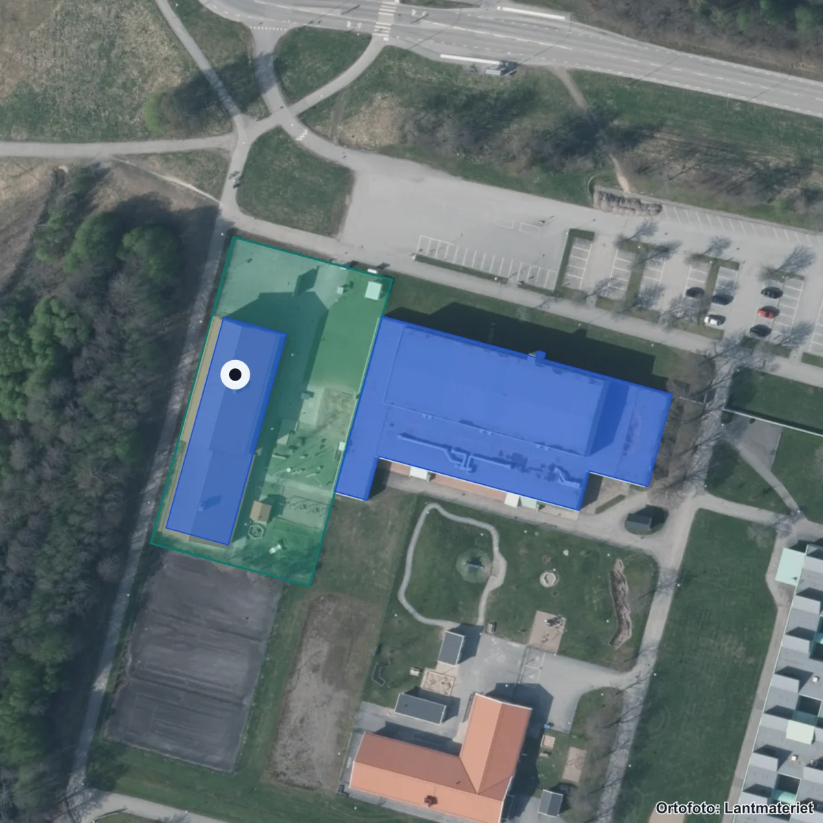 Flygbild över Karlslundsskolan, ortofoto från Lantmäteriet