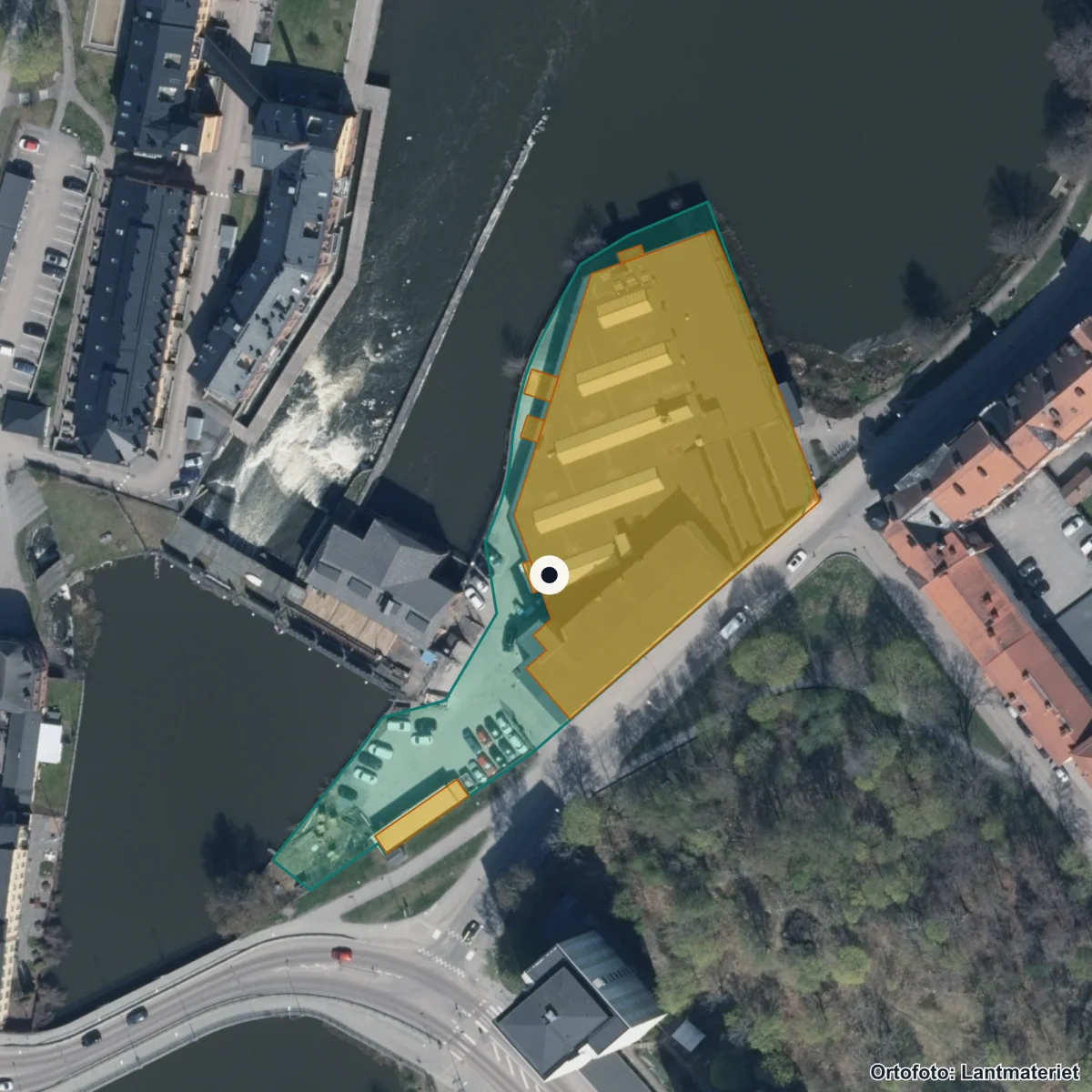 Flygbild över Kunskapscompaniets Gymnasium i Eskilstuna, ortofoto från Lantmäteriet