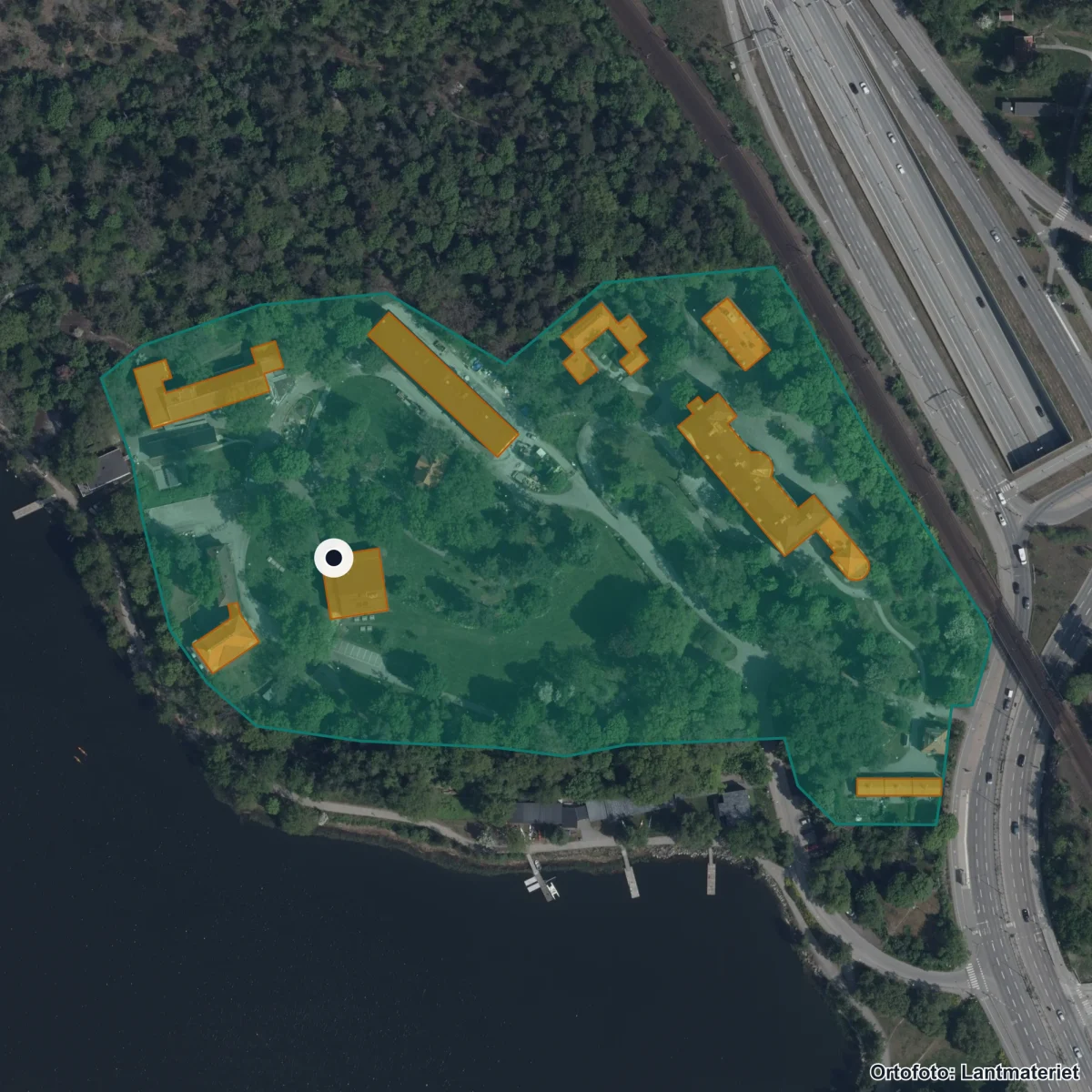 Flygbild över Amerikanska Gymnasiet Stockholm Campus Frescati Hage, ortofoto från Lantmäteriet