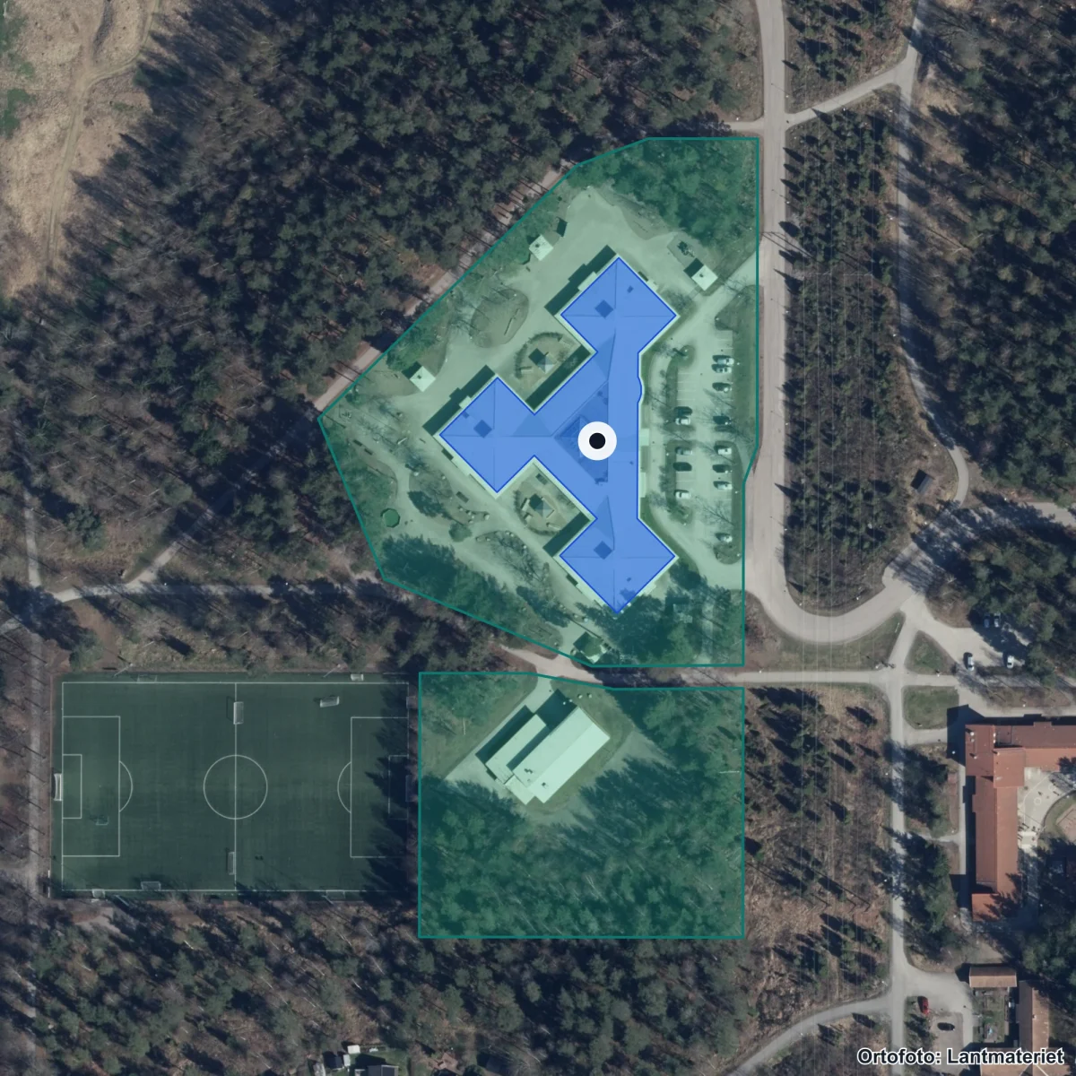 Flygbild över Vallhovskolan, ortofoto från Lantmäteriet