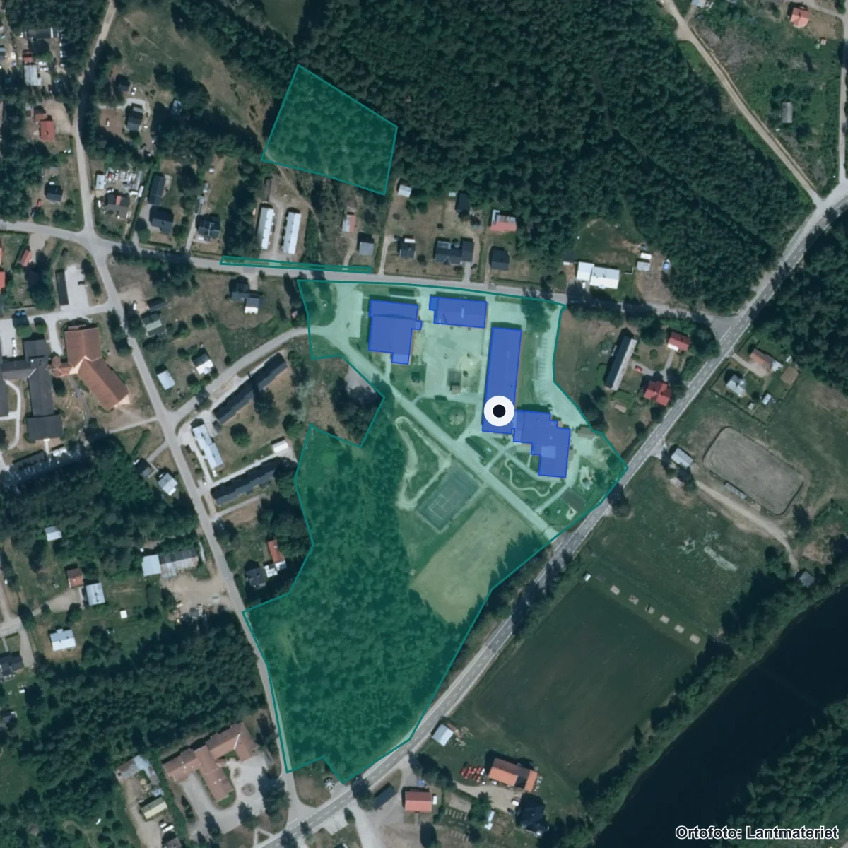 Flygbild över Ytterhogdals Centralskola, ortofoto från Lantmäteriet