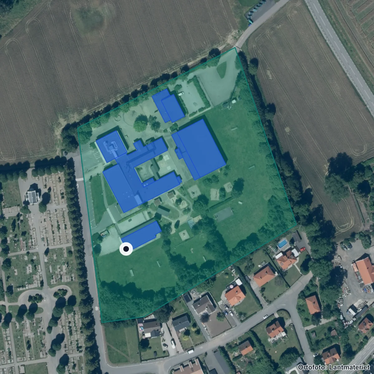 Flygbild över Borrby skola, ortofoto från Lantmäteriet