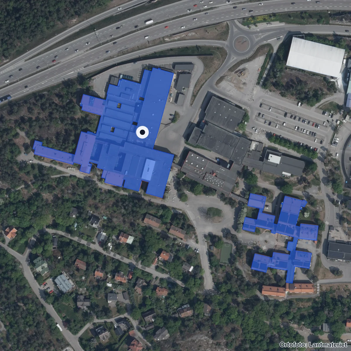 Flygbild över Nacka Gymnasium, ortofoto från Lantmäteriet