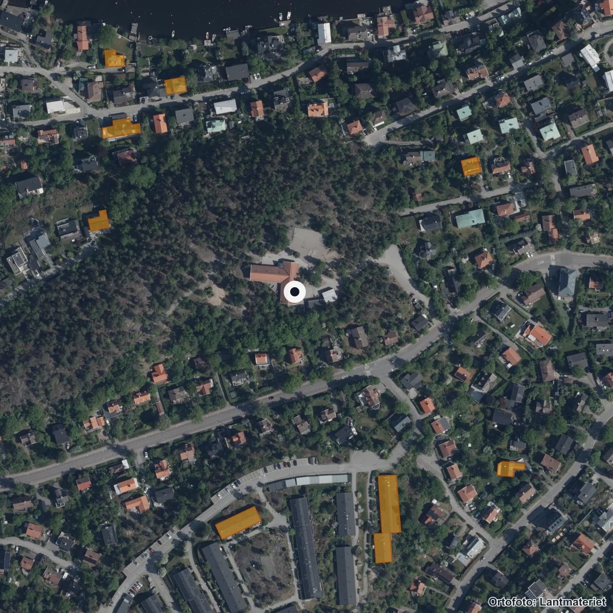 Flygbild över Montessori Mondial Mälarhöjden, ortofoto från Lantmäteriet