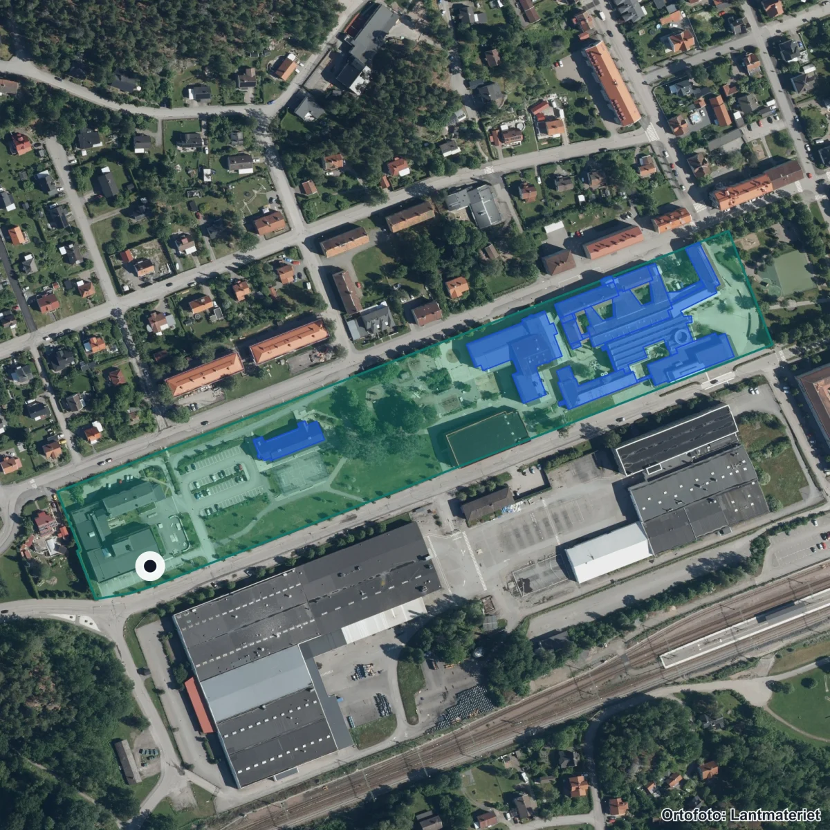 Flygbild över Flen komvux, SFI, ortofoto från Lantmäteriet
