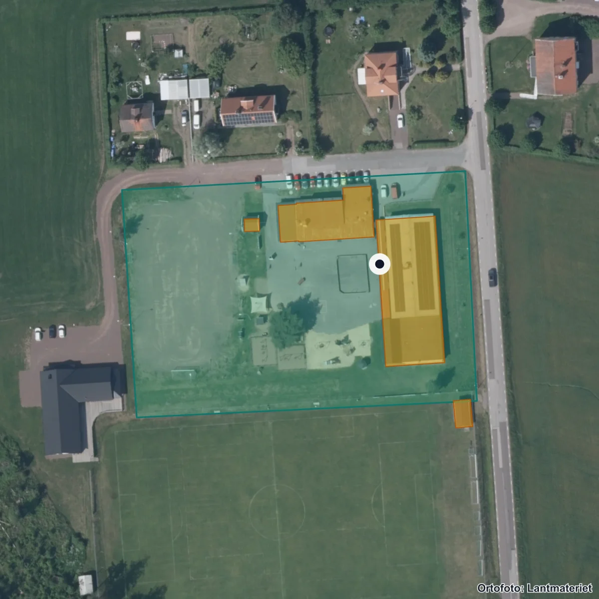 Flygbild över Adelövs friskola, ortofoto från Lantmäteriet