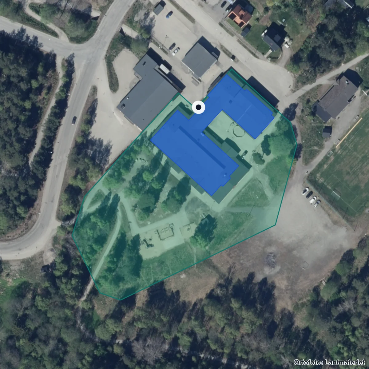 Flygbild över Stugsunds skola, ortofoto från Lantmäteriet
