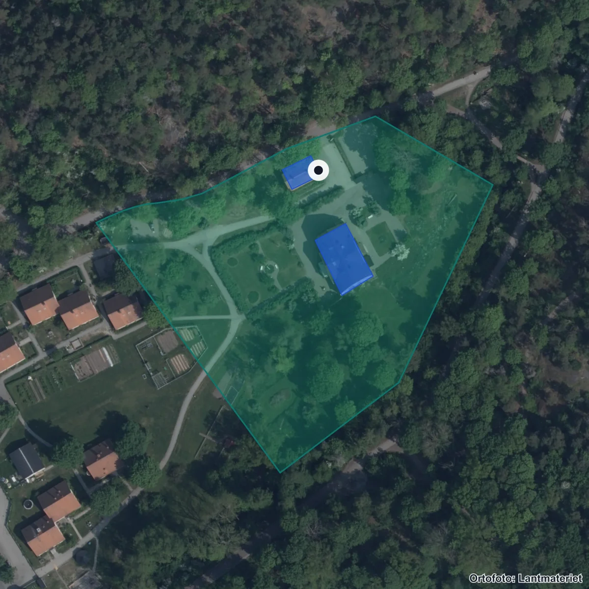 Flygbild över Årsta Gårds anpassade gymnasieskola, ortofoto från Lantmäteriet