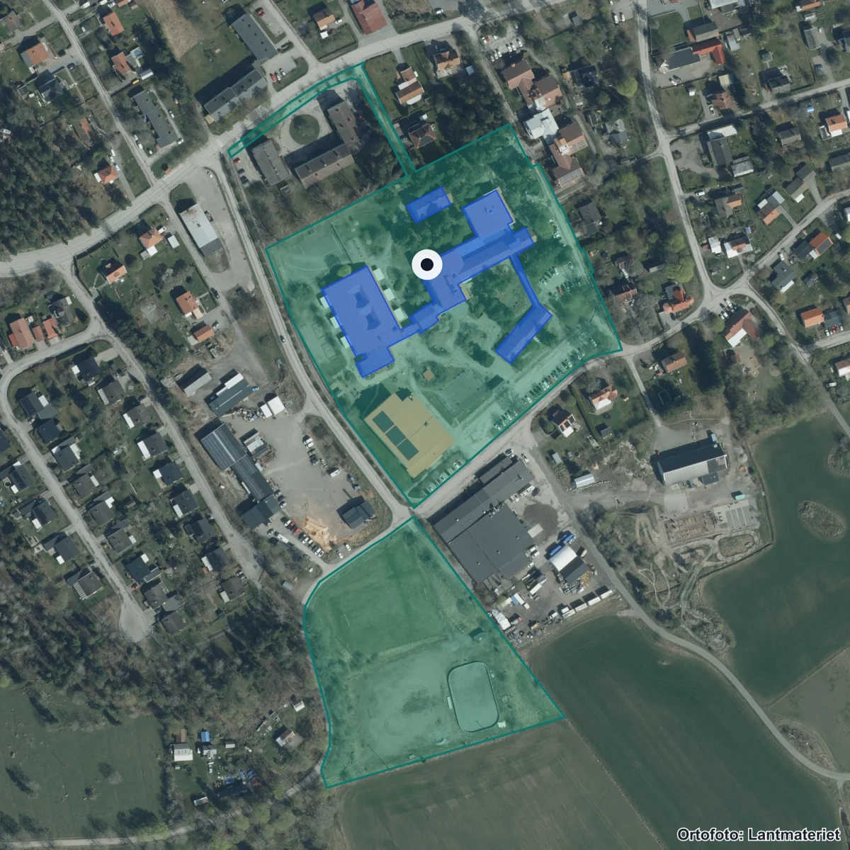 Flygbild över Fjärdhundraskolan, ortofoto från Lantmäteriet
