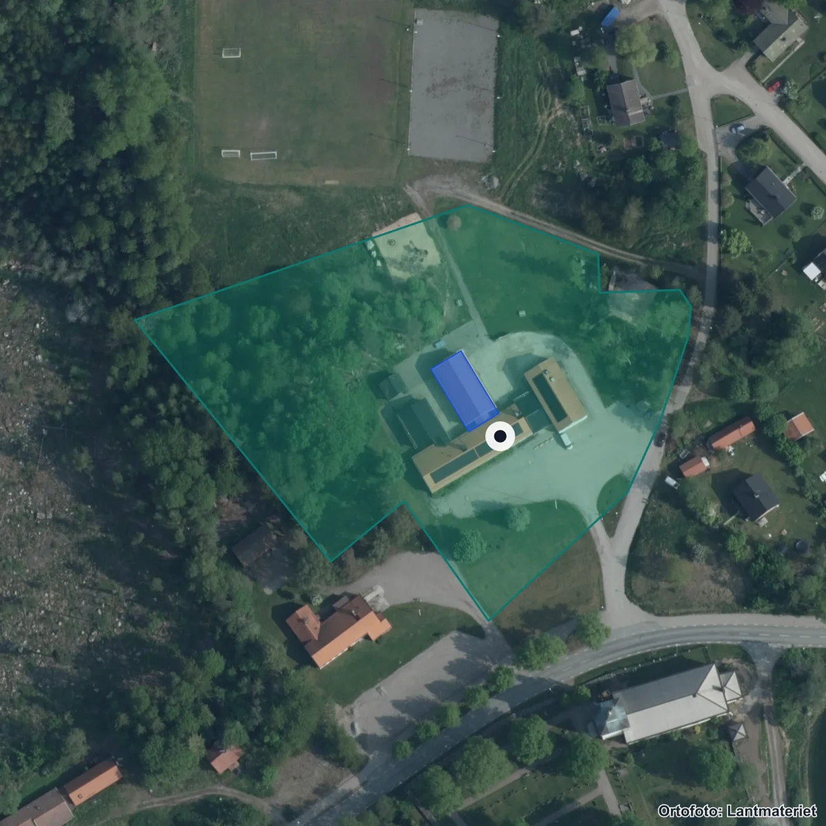 Flygbild över Huddunge Byskola, ortofoto från Lantmäteriet